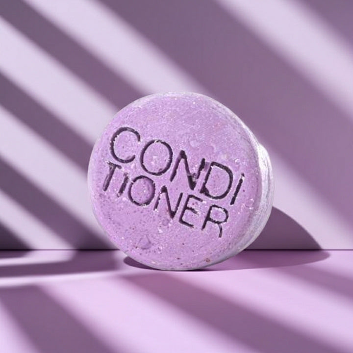 APRÈS-SHAMPOING SOLIDE POUR LAVAGES FRÉQUENTS À LA FLEUR D'IRIS AVEC BARRE DE PROTECTION EN LIÈGE