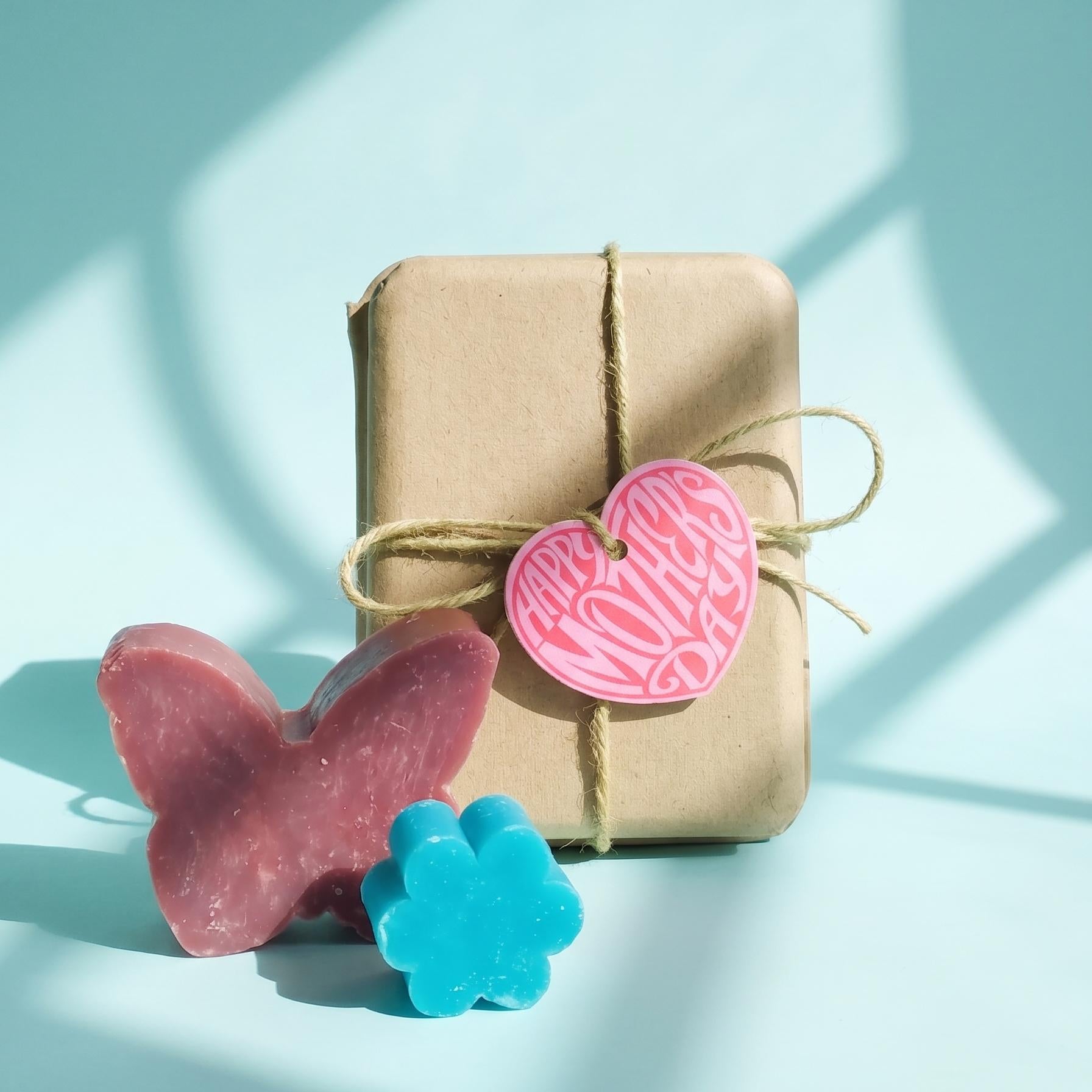 SAVONS CADEAUX POUR LA FÊTE DE LA FEMME OU LA FÊTE DES MÈRES AVEC FLEURS ET PAPILLON