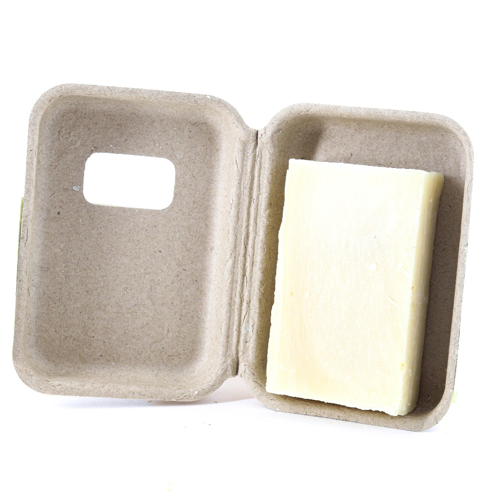 Savon à raser au pin sylvestre dans un emballage en carton recyclé