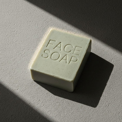 LATTE DETERGENTE SOLIDO PER PELLI SENSIBILI 50 g CON SPUGNA MARINA - Packaging in cartoncino riciclabile